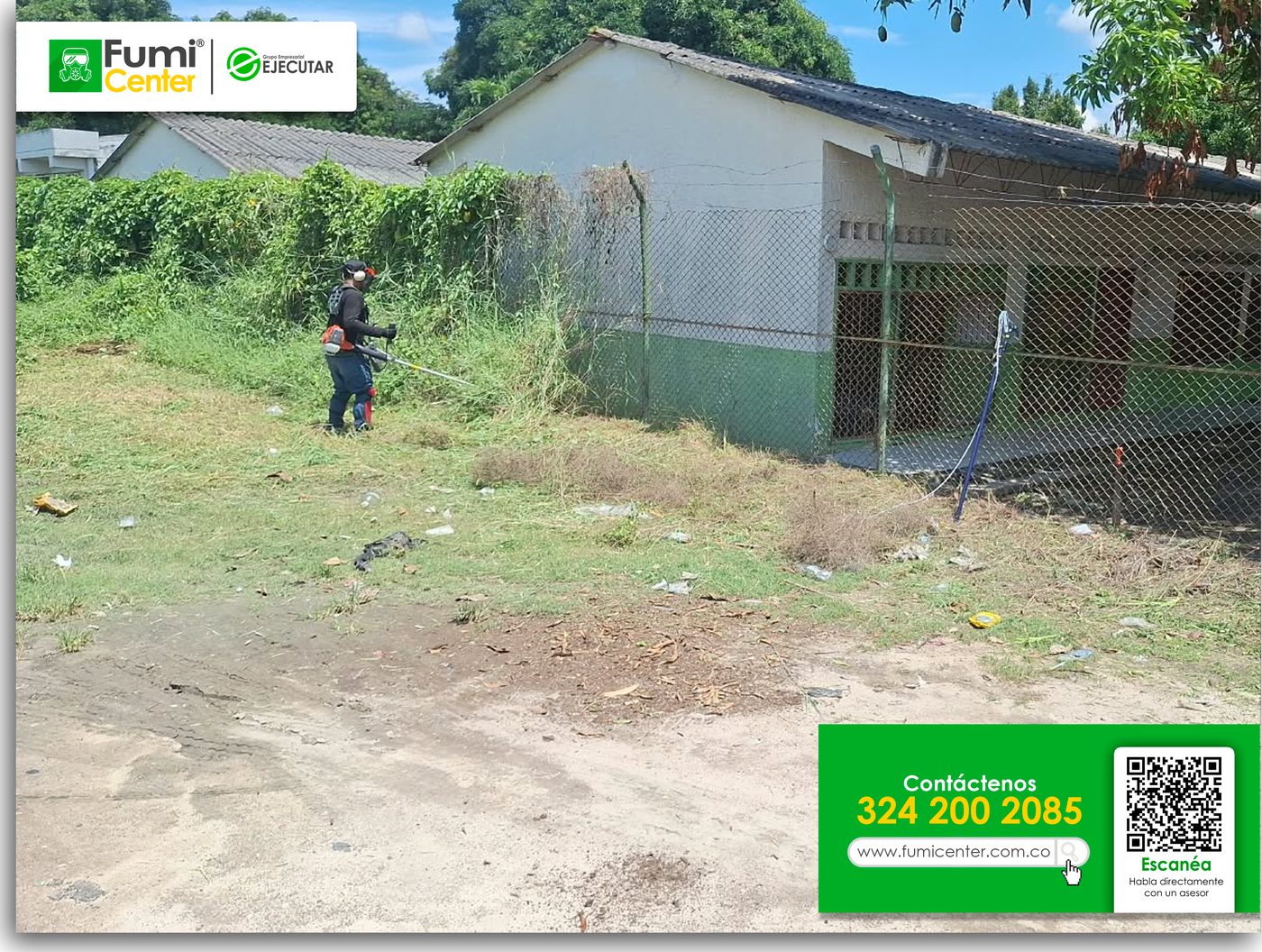 Operario de FumiCenter cortando maleza con guadaña en la zona verde de una institución en Santa Marta
